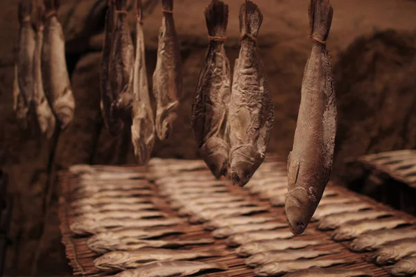 Pescado de río seco salado en una madera impresionante — Foto de Stock