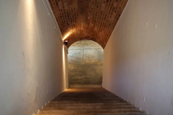 Замковый туннель с серией арк — стоковое фото
