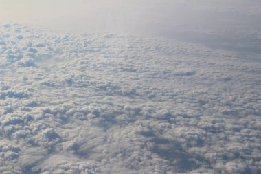  mavi gökyüzünde muhteşem beyaz bulutlar