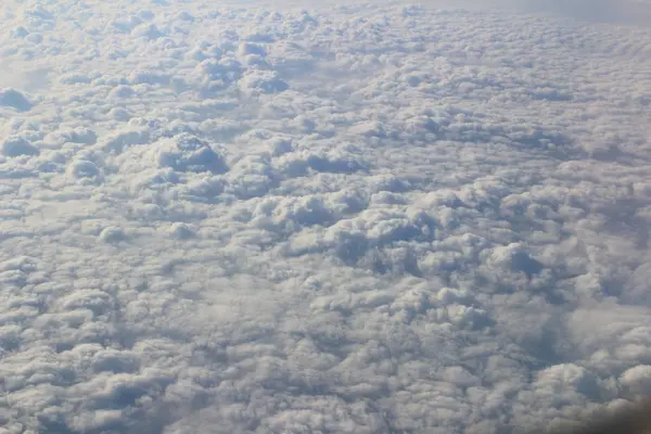 Nuvens brancas lindas no céu azul — Fotografia de Stock