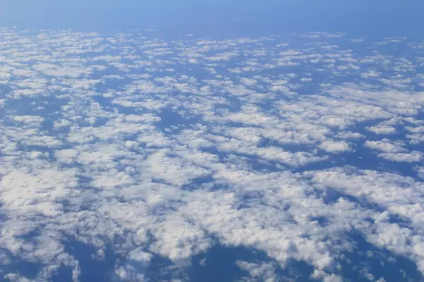 青い空に白い雲が豪華です — ストック写真
