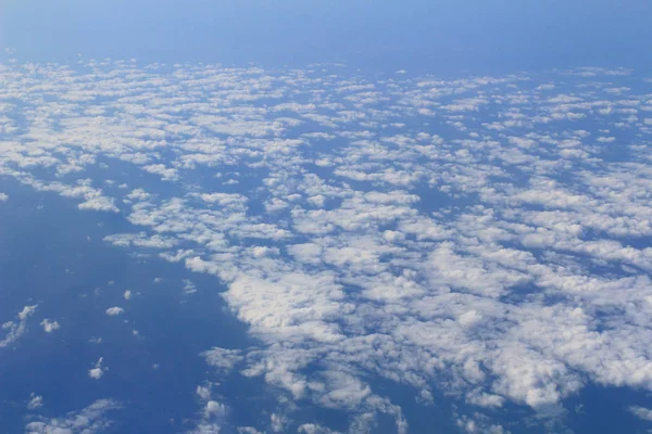 Великолепные белые облака в голубом небе — стоковое фото