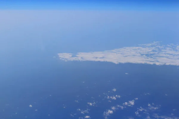 Magnifiques nuages blancs dans le ciel bleu — Photo