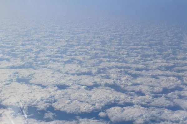 Underbara vita moln i den blå himlen — Stockfoto