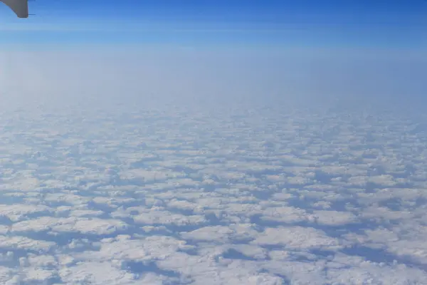 Magnifiques nuages blancs dans le ciel bleu — Photo