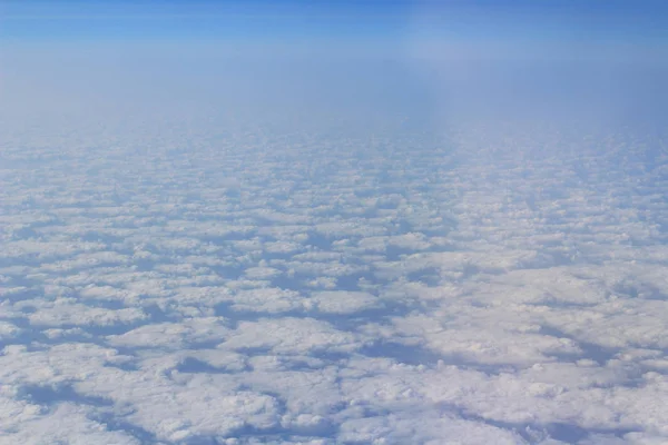 Чудові білі хмари на блакитному небі — стокове фото