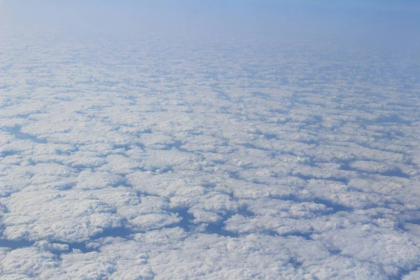 Wspaniały biały chmury w błękitne niebo — Zdjęcie stockowe