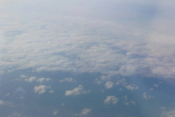 Nori albi superbi pe cerul albastru — Fotografie, imagine de stoc