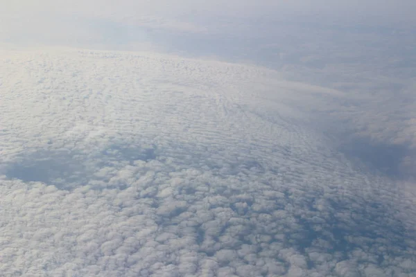 Wspaniały biały chmury w błękitne niebo — Zdjęcie stockowe
