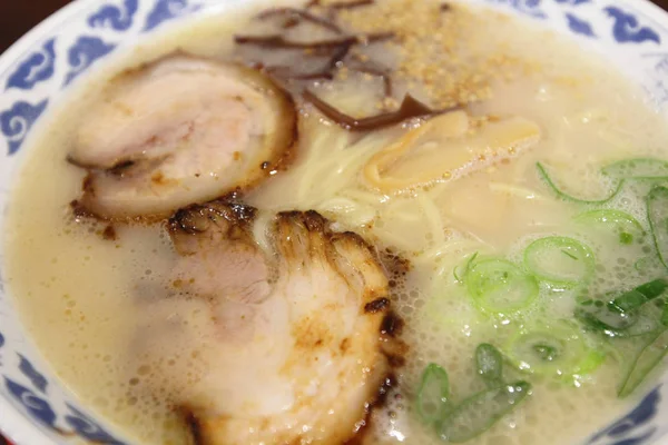 Відомий свинину локшини суп в Японії — стокове фото