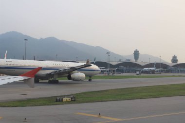 Hong Kong pist üzerinde yolcu uçağı 