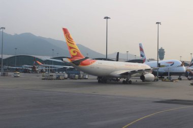 Hong Kong pist üzerinde yolcu uçağı 