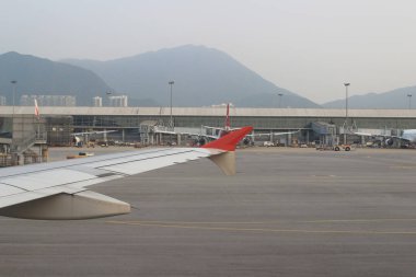 Hong Kong pist üzerinde yolcu uçağı 