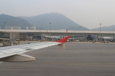 Hong Kong pist üzerinde yolcu uçağı 