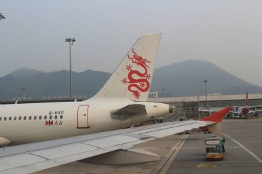 Hong Kong pist üzerinde yolcu uçağı 