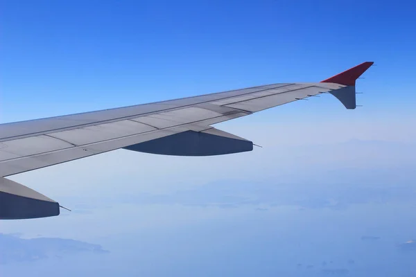 Ailerons and flaps tucked flat in the airplane wing at cruise speed — стоковое фото