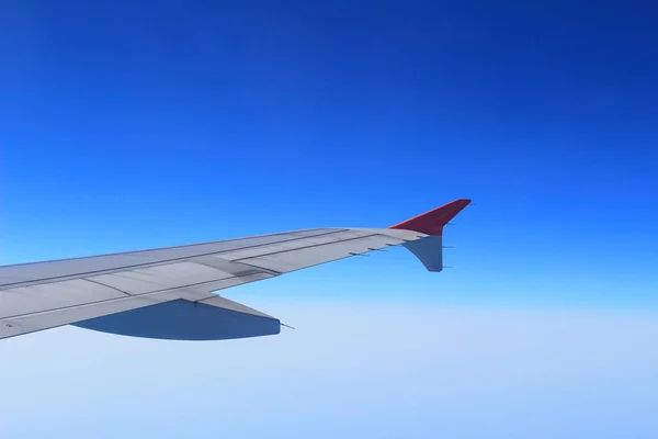 Ailerons and flaps tucked flat in airplane wing at cruise speed — Stock Photo, Image