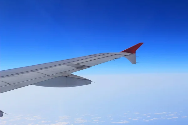 Ailerons and flaps tucked flat in the airplane wing at cruise speed — стоковое фото