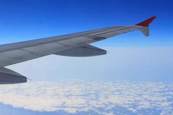 Ailerons e flaps dobrados na asa do avião à velocidade de cruzeiro — Fotografia de Stock
