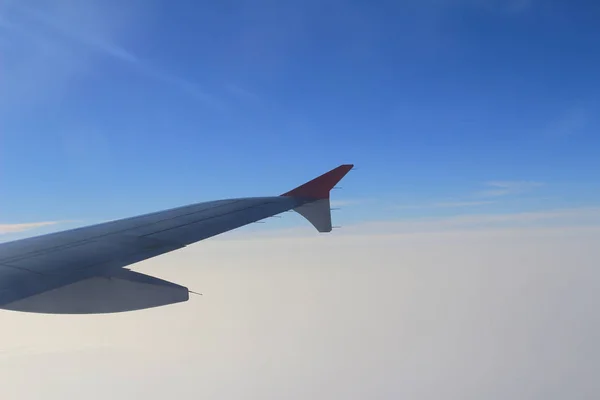 Аерозолі і клапани, закріплені в крилі літака з круїзною швидкістю — стокове фото
