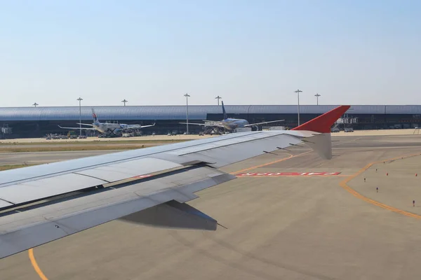 Vista desde el avión ventana en el aeropuerto de Kansai —  Fotos de Stock
