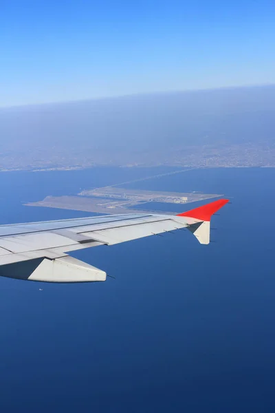 Visa från fönster plan i Kansai Airport — Stockfoto