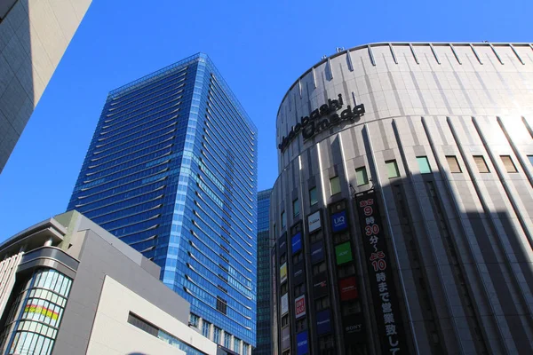 Modern kontorsbyggnad i Umeda — Stockfoto