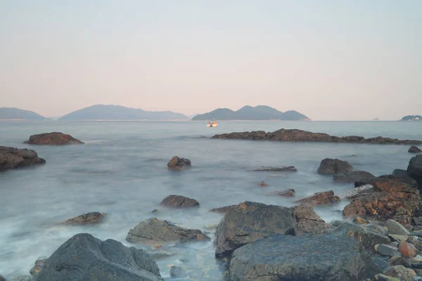 Piedras en la orilla del refugio portuario — Foto de Stock