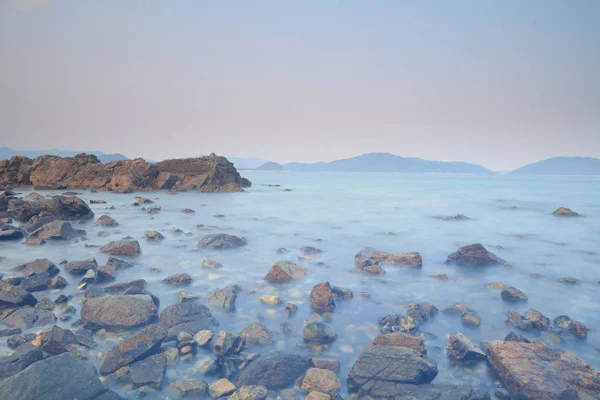 Piedras en la orilla del refugio portuario — Foto de Stock