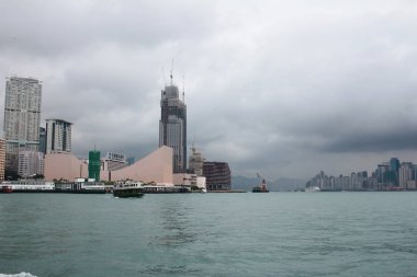 gün hk bulutu ve şehir manzarası ile