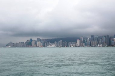 gün hk bulutu ve şehir manzarası ile