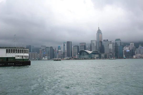 街のスカイラインと日 hk の雲 — ストック写真