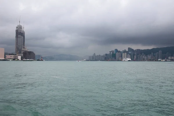 街のスカイラインと日 hk の雲 — ストック写真