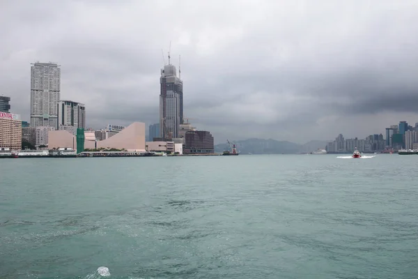街のスカイラインと日 hk の雲 — ストック写真