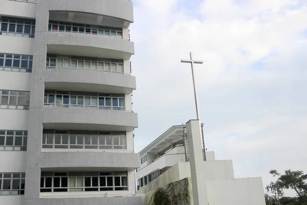College gebouw met het Kruis — Stockfoto