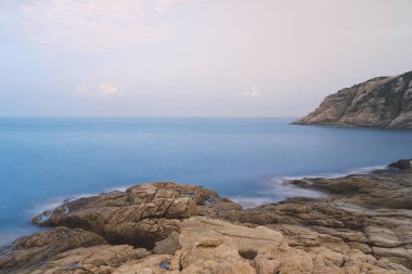 kayalık deniz Sahili ve şek o bulanık suda