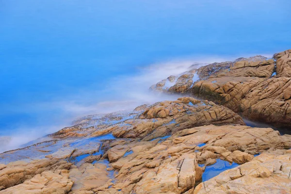 岩石海岸和模糊的水在石河 — 图库照片