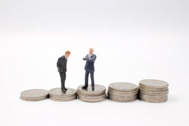 İş adamı üzerinde sallayarak yığınları paralar