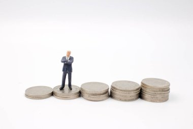 İş adamı üzerinde sallayarak yığınları paralar
