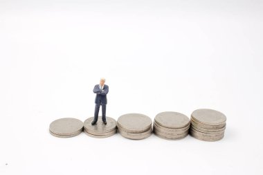 İş adamı üzerinde sallayarak yığınları paralar