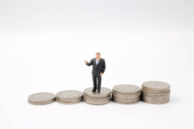 İş adamı üzerinde sallayarak yığınları paralar