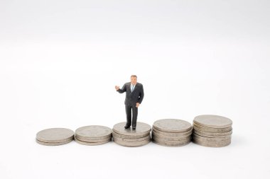 İş adamı üzerinde sallayarak yığınları paralar