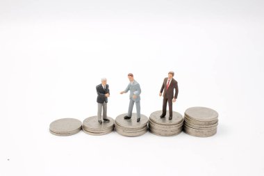 İş adamı üzerinde sallayarak yığınları paralar