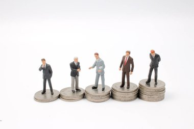 İş adamı üzerinde sallayarak yığınları paralar