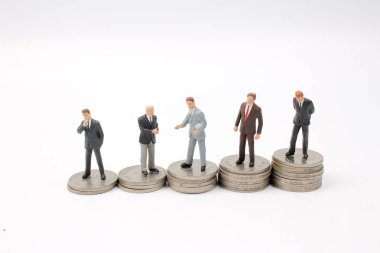 İş adamı üzerinde sallayarak yığınları paralar