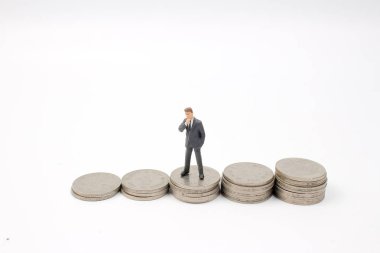 İş adamı üzerinde sallayarak yığınları paralar