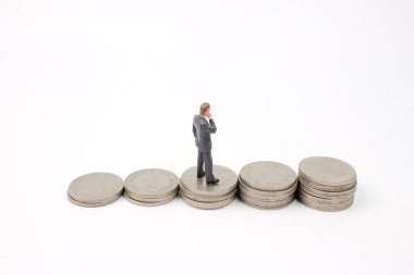 İş adamı üzerinde sallayarak yığınları paralar