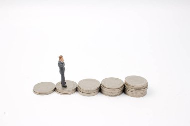 İş adamı üzerinde sallayarak yığınları paralar