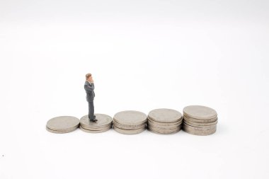 İş adamı üzerinde sallayarak yığınları paralar