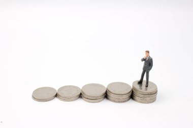 İş adamı üzerinde sallayarak yığınları paralar